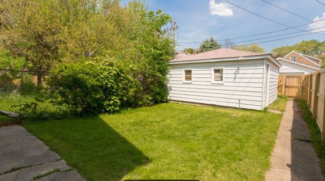 8653 S Saginaw Avenue, Chicago, IL 60617