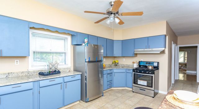 8653 S Saginaw Avenue, Chicago, IL 60617