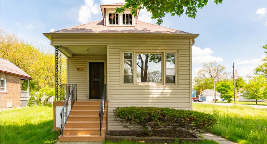 8653 S Saginaw Avenue, Chicago, IL 60617