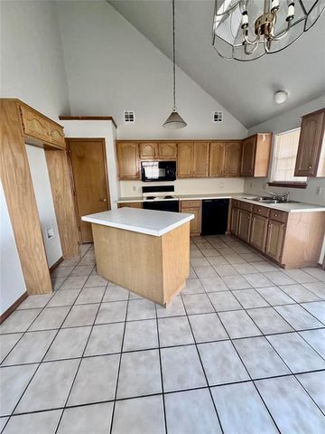 2407 Lakecrest Drive, Moore, OK 73170