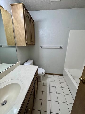 2407 Lakecrest Drive, Moore, OK 73170