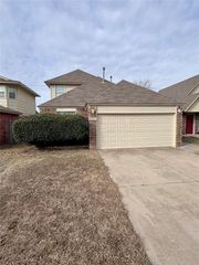 2407 Lakecrest Drive, Moore, OK 73170