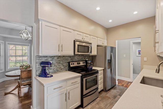 1834 HUNTERS CREEK DR, Germantown, TN 38138