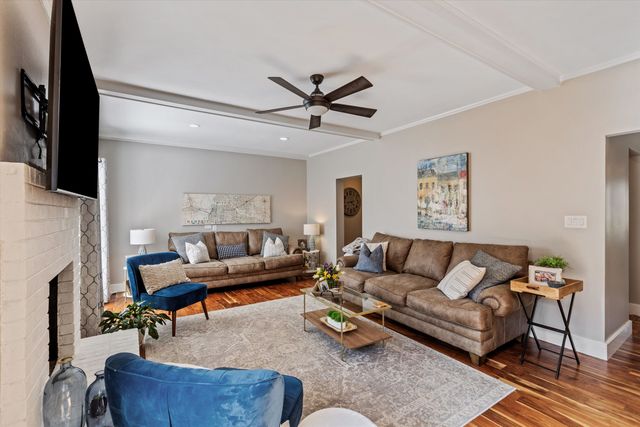 1834 HUNTERS CREEK DR, Germantown, TN 38138