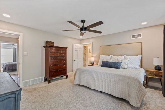 1834 HUNTERS CREEK DR, Germantown, TN 38138