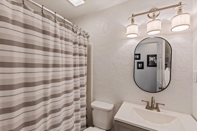 1834 HUNTERS CREEK DR, Germantown, TN 38138