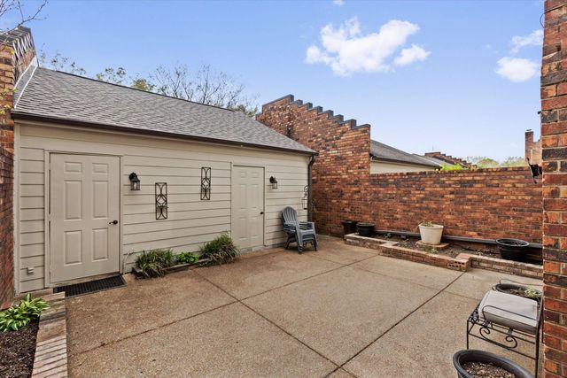 1834 HUNTERS CREEK DR, Germantown, TN 38138