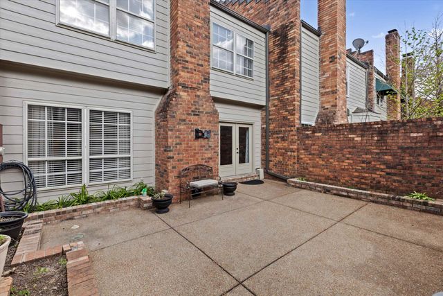 1834 HUNTERS CREEK DR, Germantown, TN 38138