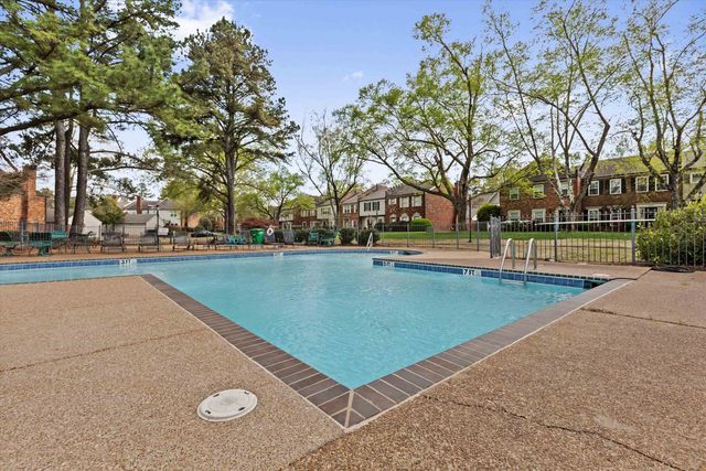 1834 HUNTERS CREEK DR, Germantown, TN 38138