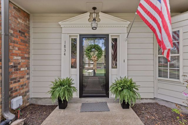 1834 HUNTERS CREEK DR, Germantown, TN 38138