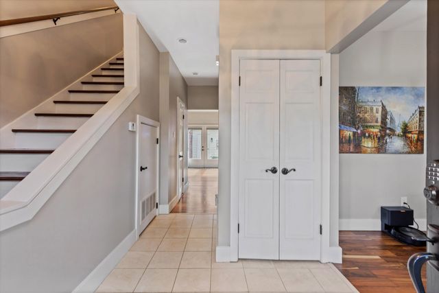 1834 HUNTERS CREEK DR, Germantown, TN 38138