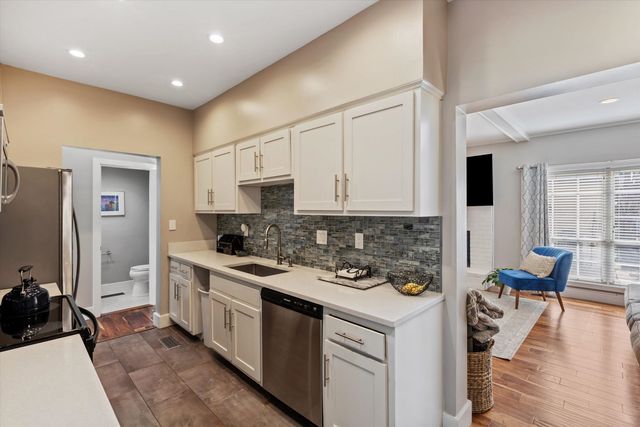 1834 HUNTERS CREEK DR, Germantown, TN 38138