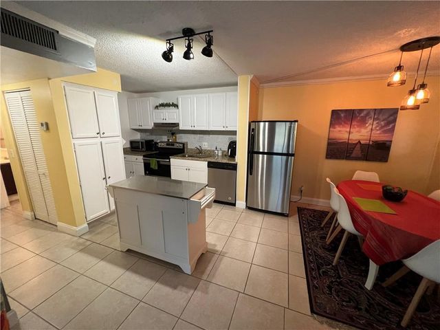 1009 Green Pine Boulevard G1, West Palm Beach, FL 33409