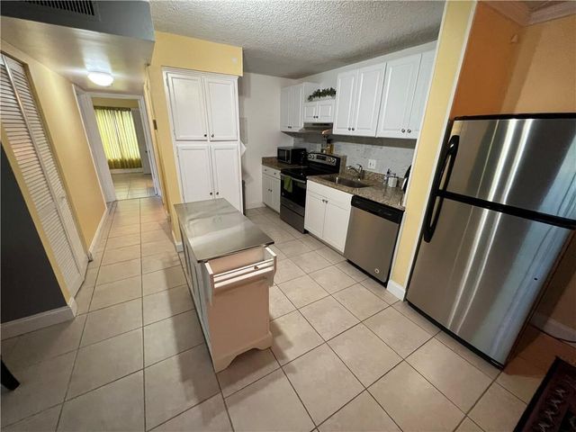 1009 Green Pine Boulevard G1, West Palm Beach, FL 33409