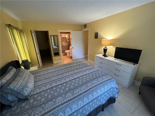 1009 Green Pine Boulevard G1, West Palm Beach, FL 33409