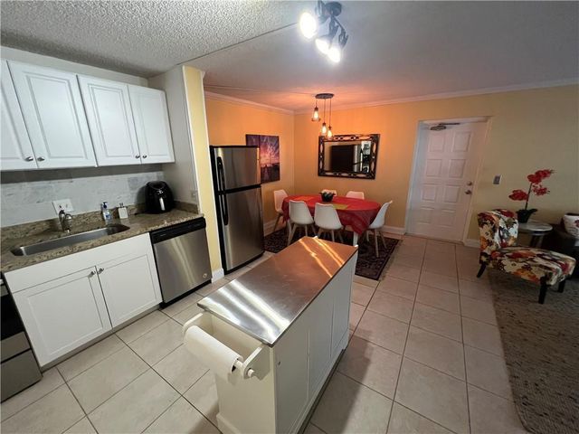 1009 Green Pine Boulevard G1, West Palm Beach, FL 33409