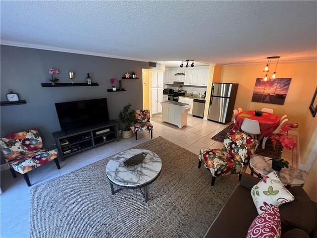 1009 Green Pine Boulevard G1, West Palm Beach, FL 33409