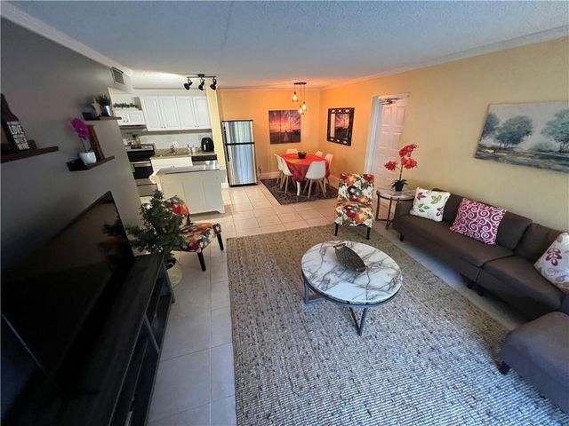 1009 Green Pine Boulevard G1, West Palm Beach, FL 33409