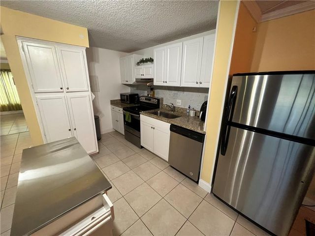 1009 Green Pine Boulevard G1, West Palm Beach, FL 33409