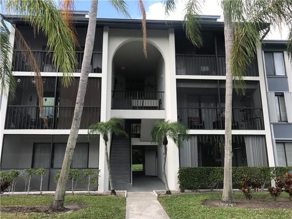 1009 Green Pine Boulevard G1, West Palm Beach, FL 33409