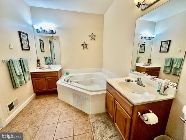 281 HAWTHORNE LN, Barnegat, NJ 08005