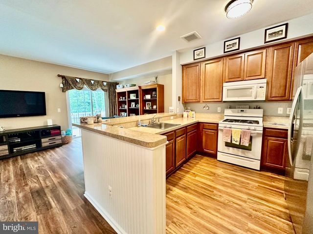 281 HAWTHORNE LN, Barnegat, NJ 08005