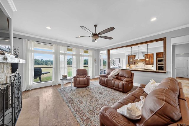 2621 Anderson County Rd 2212, Palestine, TX 75803