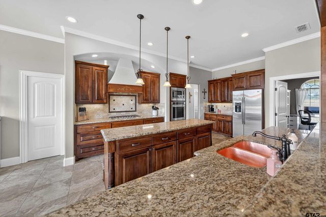 2621 Anderson County Rd 2212, Palestine, TX 75803