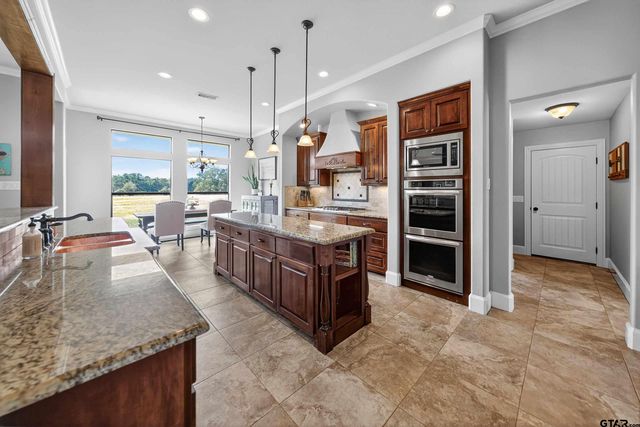 2621 Anderson County Rd 2212, Palestine, TX 75803