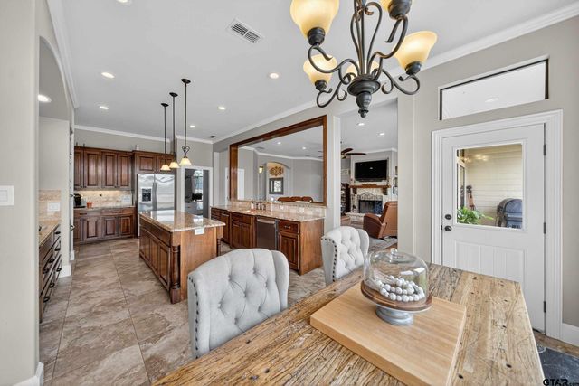 2621 Anderson County Rd 2212, Palestine, TX 75803