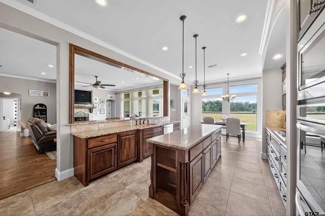 2621 Anderson County Rd 2212, Palestine, TX 75803