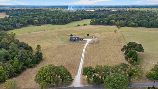 2621 Anderson County Rd 2212, Palestine, TX 75803