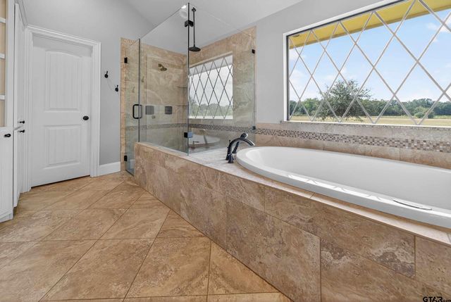 2621 Anderson County Rd 2212, Palestine, TX 75803