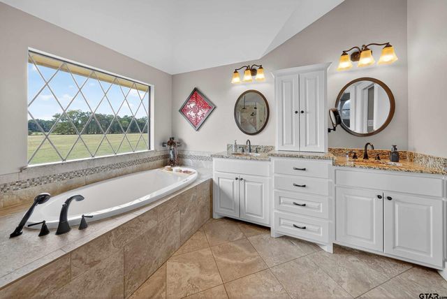 2621 Anderson County Rd 2212, Palestine, TX 75803