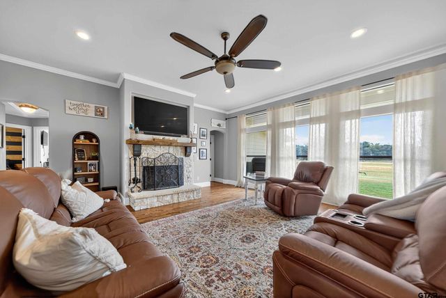 2621 Anderson County Rd 2212, Palestine, TX 75803