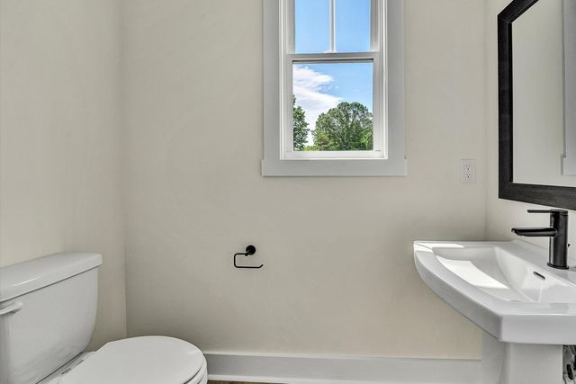 115 Retreat LN, Huddleston, VA 24104
