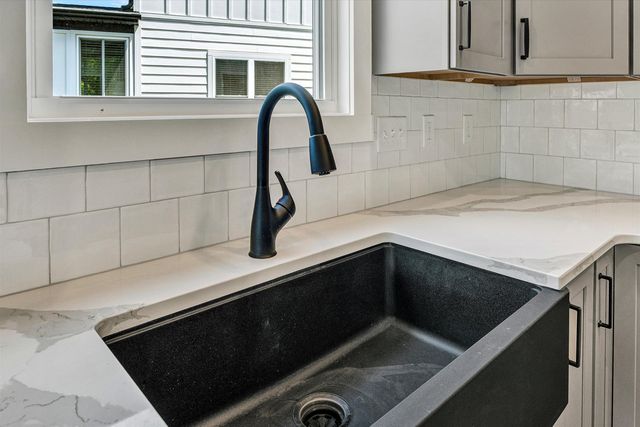 115 Retreat LN, Huddleston, VA 24104
