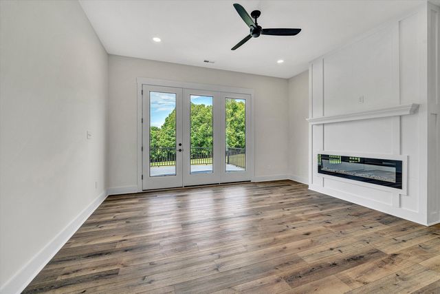 115 Retreat LN, Huddleston, VA 24104