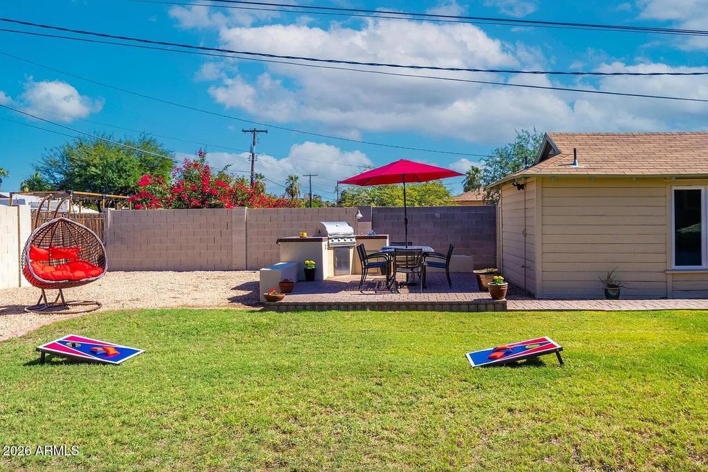 Image 5 of property listing at 922 W Roosevelt Street, Phoenix, AZ 85007