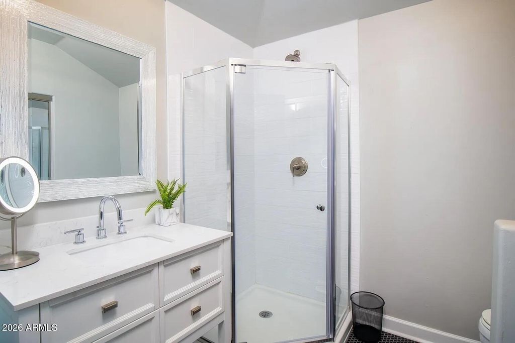 Image 8 of property listing at 922 W Roosevelt Street, Phoenix, AZ 85007