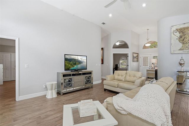 5274 WHITE SAND CIRCLE NE, St Petersburg, FL 33703