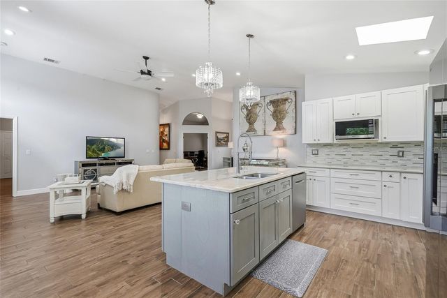5274 WHITE SAND CIRCLE NE, St Petersburg, FL 33703