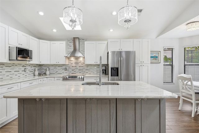 5274 WHITE SAND CIRCLE NE, St Petersburg, FL 33703