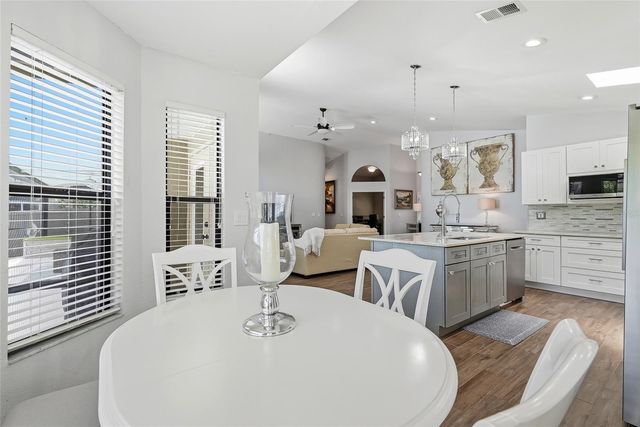5274 WHITE SAND CIRCLE NE, St Petersburg, FL 33703