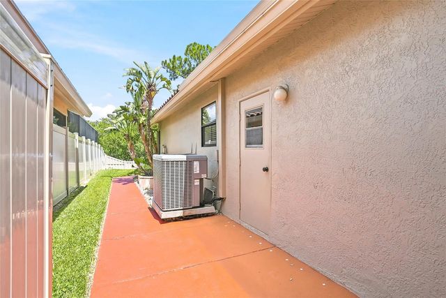 5274 WHITE SAND CIRCLE NE, St Petersburg, FL 33703