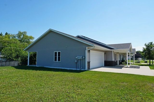 815 Parkside Lane, Charles City, IA 50616