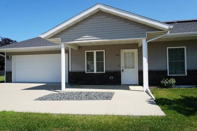 815 Parkside Lane, Charles City, IA 50616