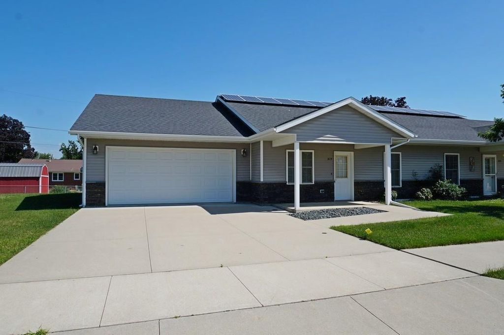 815 Parkside Lane, Charles City, IA 50616