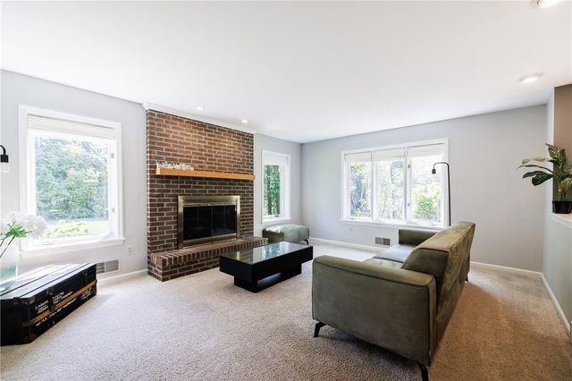 121 Caversham Woods, Pittsford, NY 14534
