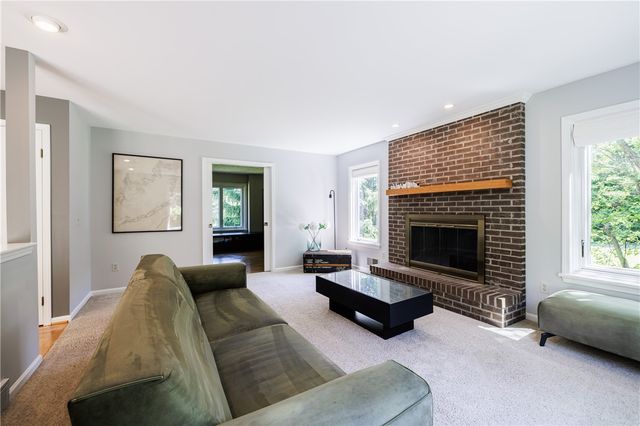 121 Caversham Woods, Pittsford, NY 14534